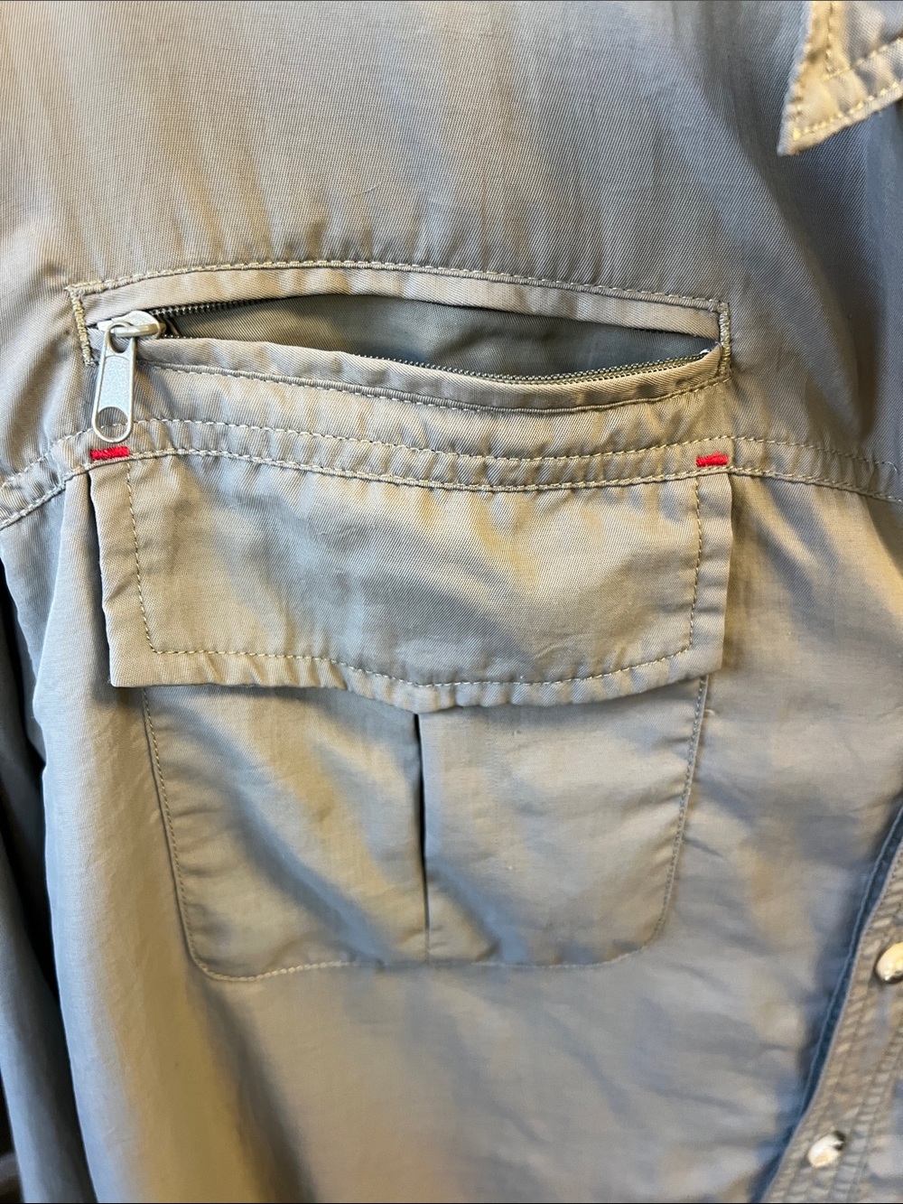 Men's Light Gray Long-Sleeve Button-Down Shirt with Chest Pockets - size Large - Picture 8 of 10